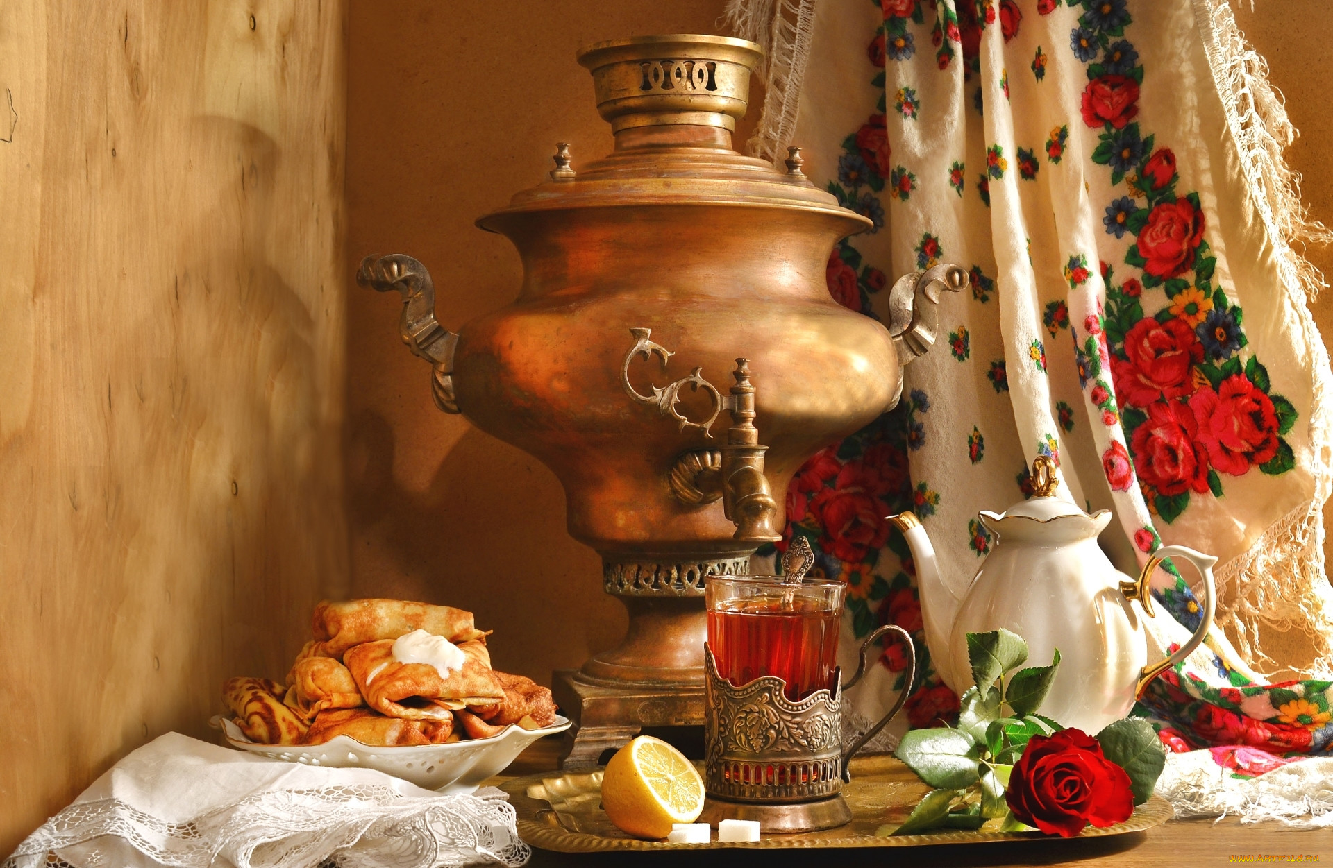 Самовар и русский чай традиции чаепития. Самовар с пирожками. Самовар на столе. Блинная самовар копейск